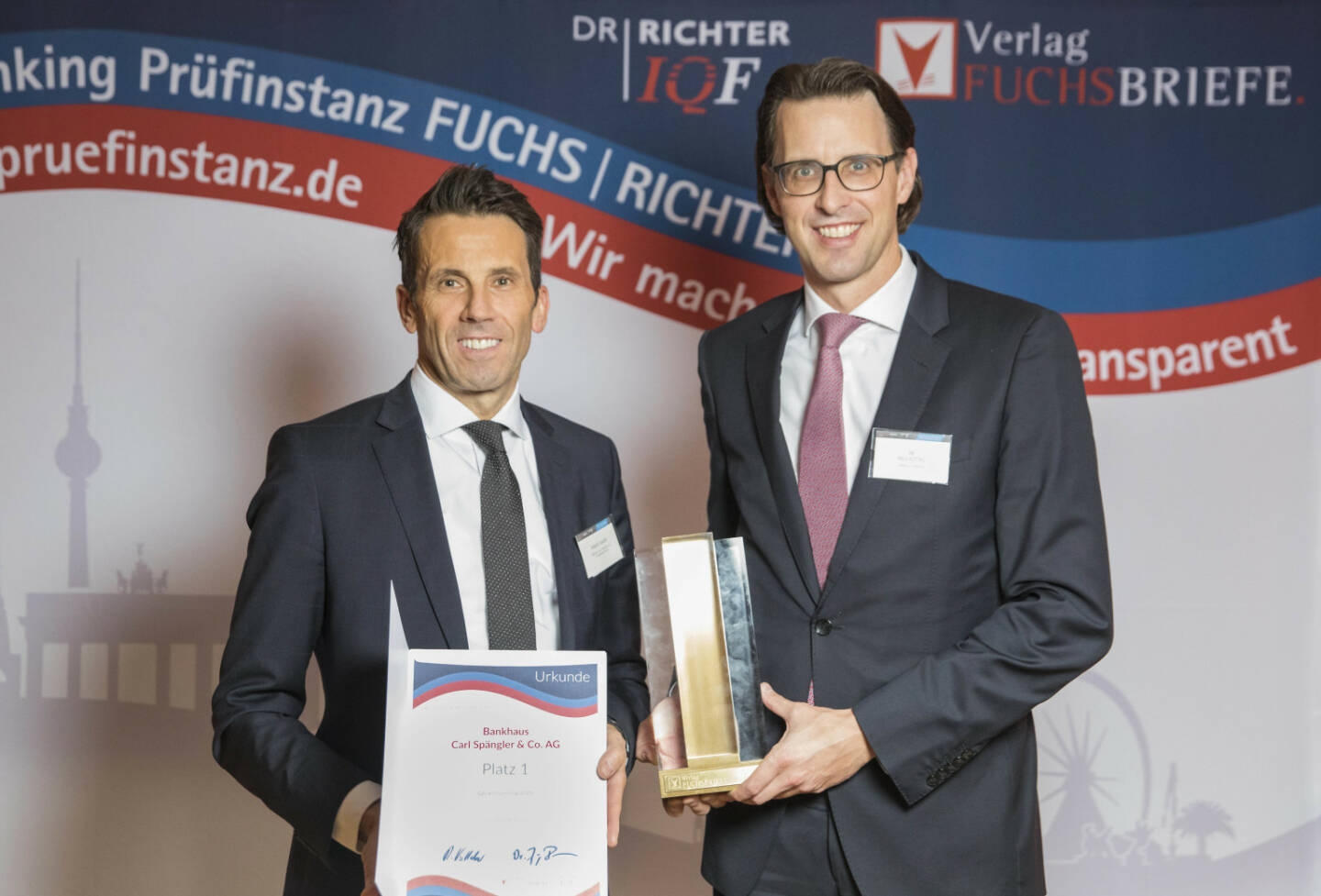 Der Fuchsbriefe Verlag zeichnete in der Marktstudie TOPs 2020 das Bankhaus Spängler als besten Vermögensmanager im deutschsprachigen Europa aus. im Bild: Robert Hager, Bereichsleiter Private Banking (l.) und Vorstandsmitglied Nils Kottke nahmen die Auszeichnung für das Bankhaus Spängler in Berlin entgegen. Bildquelle:  Axel Schmidt / Verlag Fuchsbriefe
Foto: Axel Schmidt
www.axelschmidt.net