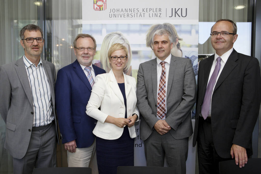 Gründung einer Medizinischen Fakultät an der Johannes Kepler Universität: Rudolf Winter-Ebmer, Institut für Volkswirtschaftslehre an der JKU, Richard Hagelauer, Rektor der Johannes Kepler Universität (JKU), Doris Hummer, Landesrätin für Bildung, Wissenschaft und Forschung, Gerald Pruckner, Institut für Volkswirtschaftslehre an der JKU und Reinhard Resch, Institut für Recht der sozialen Daseinsvorsorge und Medizinrecht an der JKU (08.07.2013) 