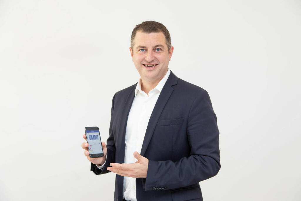 Bluecode: Österreichische Banken starten zusammen mit Bluecode neue Mobile-Payment-Apps für iOS und Android; „Co-Branded Apps“: Christian Pirkner, CEO Blue Code International AG, präsentiert die neuen Mobile-Payment-Apps Raiffeisen Bluecode und BKS Bluecode für iPhone und Android-Smartphone; Credit: Bluecode, © Aussender (28.11.2019) 