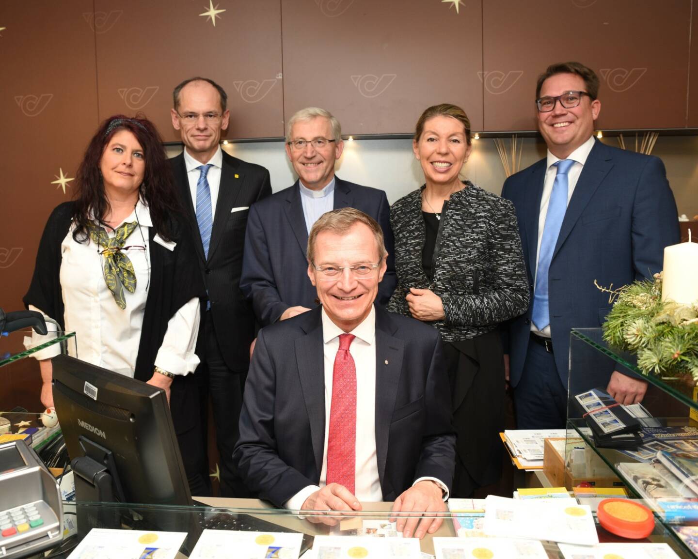 Österreichische Post AG: Jubiläum: 70 Jahre Postamt Christkindl; Michaela Pölz, Mitarbeiterin Postamt Christkindl, Walter Oblin, Generaldirektor-Stellvertreter Österreichische Post AG, Johann Hintermaier, Bischofsvikar, Thomas Stelzer, Landeshauptmann Oberösterreich, Franziska Honsowitz-Friessnigg, Österreichische Botschafterin und Stefan Nemeth, Leitung Produktmanagement Österreichische Post AG; Credit: Österreichische Post