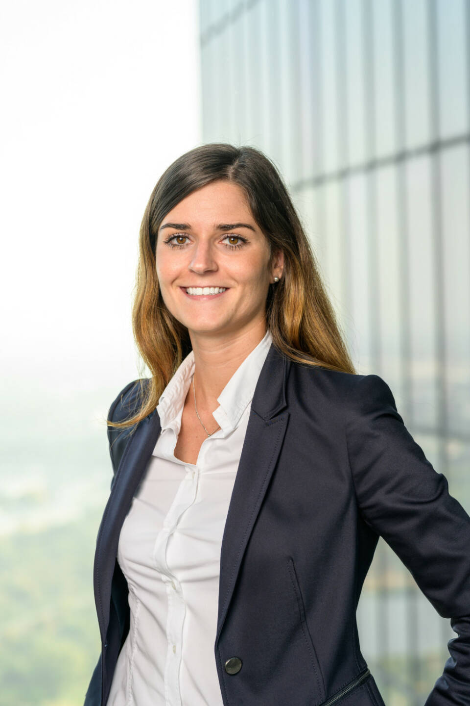 Anna Grausgruber (30) übernimmt ab 1. Jänner 2020 die Investor Relations Agenden der Wienerberger Gruppe. In ihrer Funktion als Head of Investor Relations verantwortet sie die globale Finanzmarktkommunikation des führenden Anbieters von intelligenten Bau- und Infrastrukturlösungen und berichtet in ihrer neuen Funktion direkt an Heimo Scheuch, Vorstandsvorsitzenden der Wienerberger AG.
Anna Grausgruber folgt Klaus Ofner nach, der als Head of Corporate Development neue Aufgaben innerhalb des Konzerns übernehmen wird. (Bild: Wienerberger)