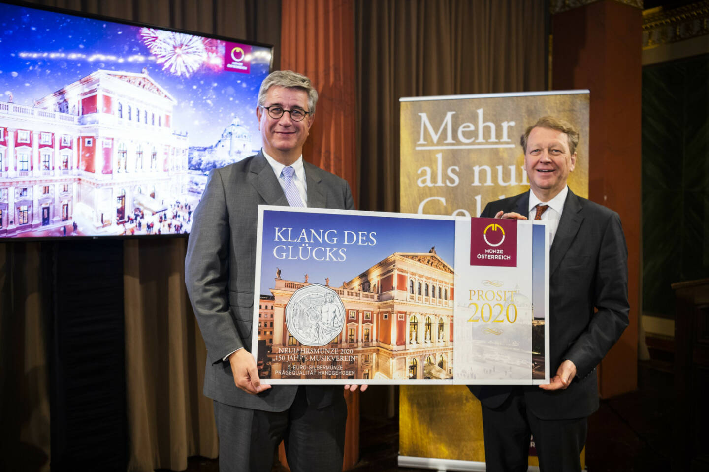 Klang des Glücks heißt die Neujahrsmünze 2020 und zeigt den Musikverein. Die Münze in Silber oder Kupfer bietet eine Alternative zu Plastikschweinchen zum Jahreswechsel. Intendant Dr. Thomas Angyan, Musikverein und Generaldirektor Mag. Gerhard Starsich, Münze Österreich AG; Credit: Münze Österreich