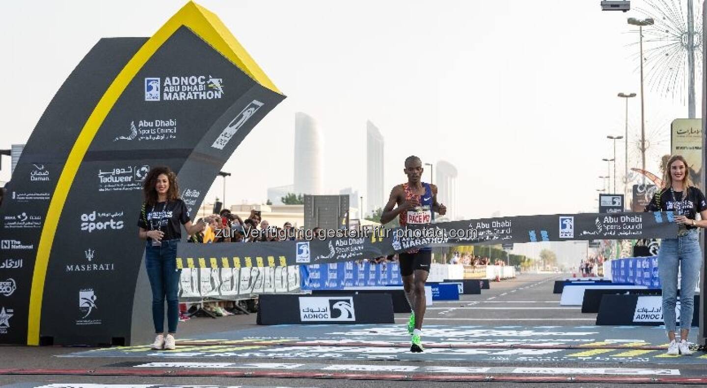 Die Gewinner der zweiten Auflage des ADNOC Abu Dhabi Marathons Reuben Kipyego und Vivian Kiplagat