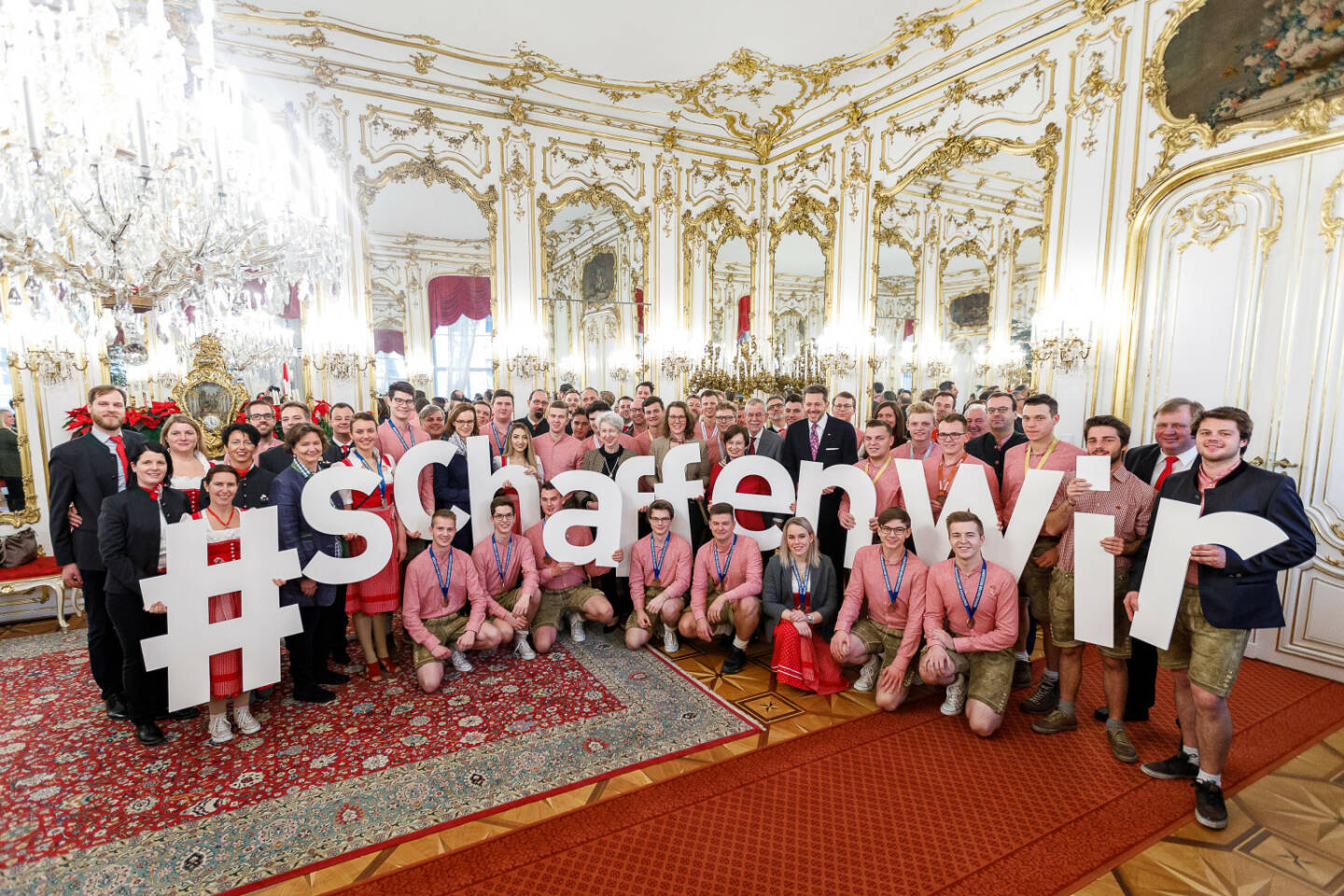 Teilnehmer von WorldSkills 2019 mit Bundespräsident Alexander Van der Bellen, WKÖ-Präsident Harald Mahrer und weiteren hochrangigen Vertreterinnen und Vertretern aus Wirtschaft und Politik. #schaffenwir; u.a. Bundespräsident Alexander Van der Bellen, WKÖ-Präsident Harald Mahrer, Bundesministerin für Digitalisierung und Wirtschaftsstandort Elisabeth Udolf-Strobl, Bundesministerin für Bildung, Wissenschaft und Forschung Iris Rauskala, Generalsekretär-Stellvertreterin der WKÖ Mariana Kühnel und Bundesspartenobfrau Gewerbe und Handwerk Renate Scheichelbauer-Schuster; Fotocredit:WKÖ/Wieser