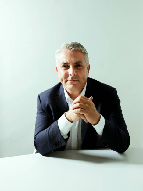 Peter Bosek, Privatkundenvorstand der Erste Group: Bei der Erste betrachten wir es als unsere Aufgabe, unseren Kunden zu helfen, ein gesundes Finanzleben zu führen. Um dieses Ziel zu erreichen, benötigen die Menschen fundierte Kenntnisse über den vernünftigen Umgang mit Geld – einschließlich des Wissens um Anlagemöglichkeiten. Wir betrachten Finanzbildung als ein wesentliches Mittel, mit dem wir den Menschen in unserer Region helfen können, nachhaltig Wohlstand zu erreichen. Aus diesem Grund haben wir in allen Märkten, in denen wir tätig sind, Finanzbildungsprogramme gestartet.“ Bild-Credit: Andreas Jakwerth, © Aussender (11.12.2019)