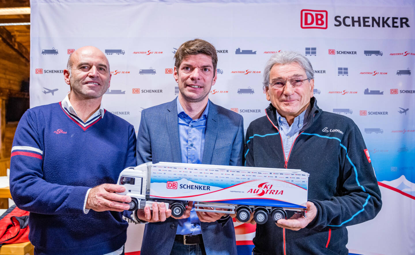 DB Schenker und ÖSV verlängern Erfolgspartnerschaft bis 2025, im Bild v.l. Toni Giger (ÖSV Sportdirektor), Alexander Winter (CEO DB Schenker in Österreich und Südosteuropa), Klaus Leistner (ÖSV Generalsekretär), Fotocredit:OK Biathlon Hochfilzen/EXPA