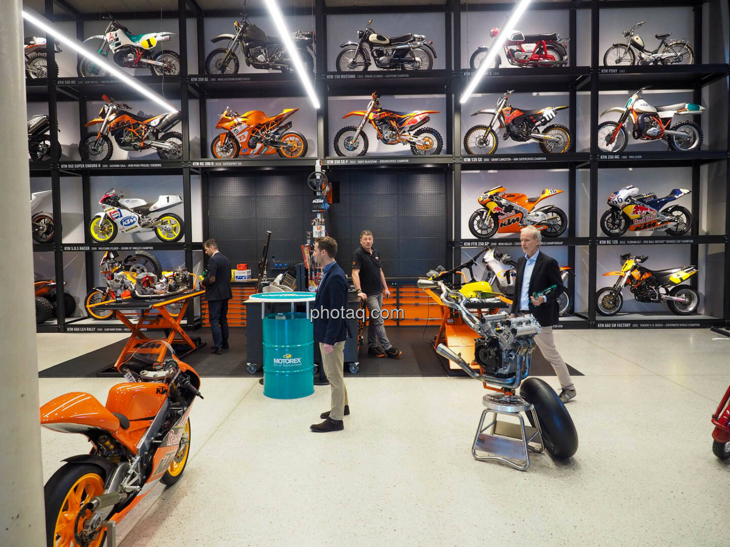 Christian Drastil, Stefan Rathausky und René Esterbauer in der KTM Motohall in Mattighofen