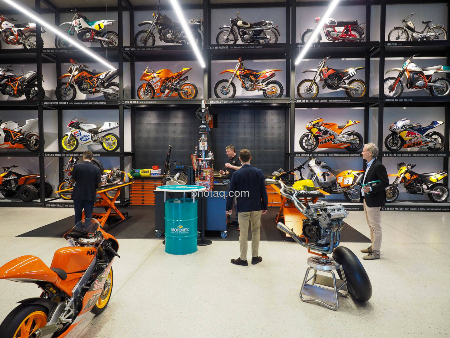 Christian Drastil, Stefan Rathausky und René Esterbauer in der KTM Motohall in Mattighofen