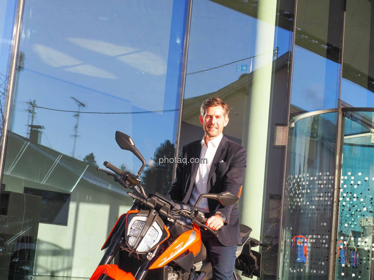 Stefan Rathausky vor der KTM Motohall in Mattighofen