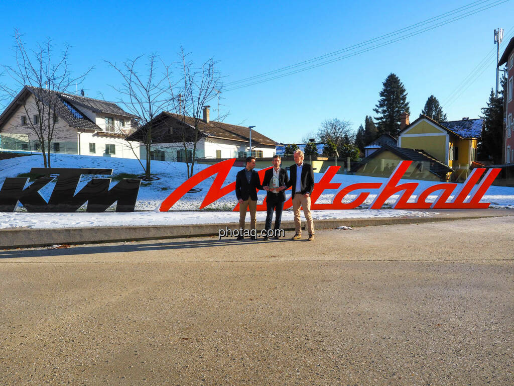 René Esterbauer, Stefan Rathausky, Christian Drastil vor der KTM Motohall in Mattighofen (14.12.2019) 