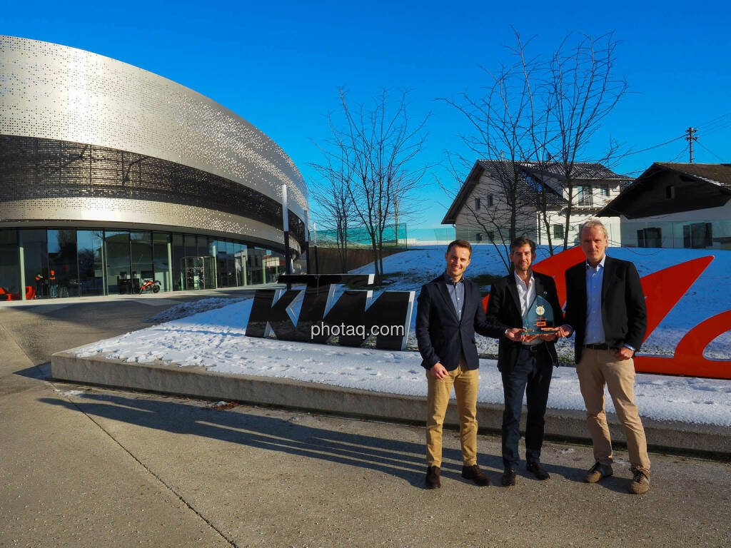 René Esterbauer, Stefan Rathausky, Christian Drastil vor der KTM Motohall in Mattighofen (14.12.2019) 