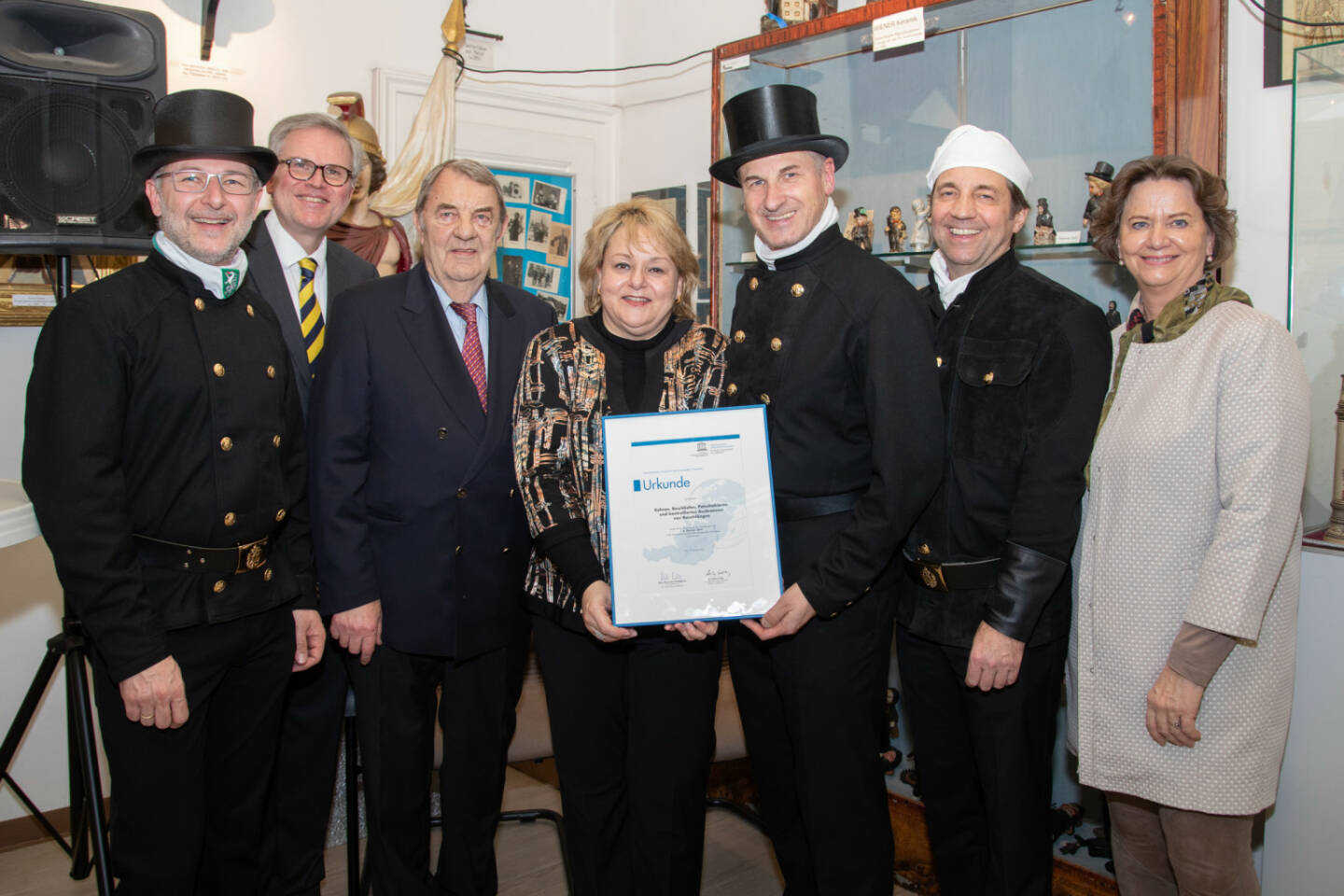 Rauchfangkehrer als immaterielles Kulturerbe: Urkundenübergabe durch UNESCO-Generalsekretärin Patrizia Jankovic mit Bundesinnungsmeister Peter Engelbrechtsmüller und Richard Schenz, WKÖ-Vizepräsident, (alle Mitte) sowie Renate Scheichelbauer-Schuster, Obfrau der Bundessparte Gewerbe und Handwerk (rechts) und Reinhard Kainz, Geschäftsführer der Bundessparte Gewerbe und Handwerk (links). Fotocredit:WKÖ