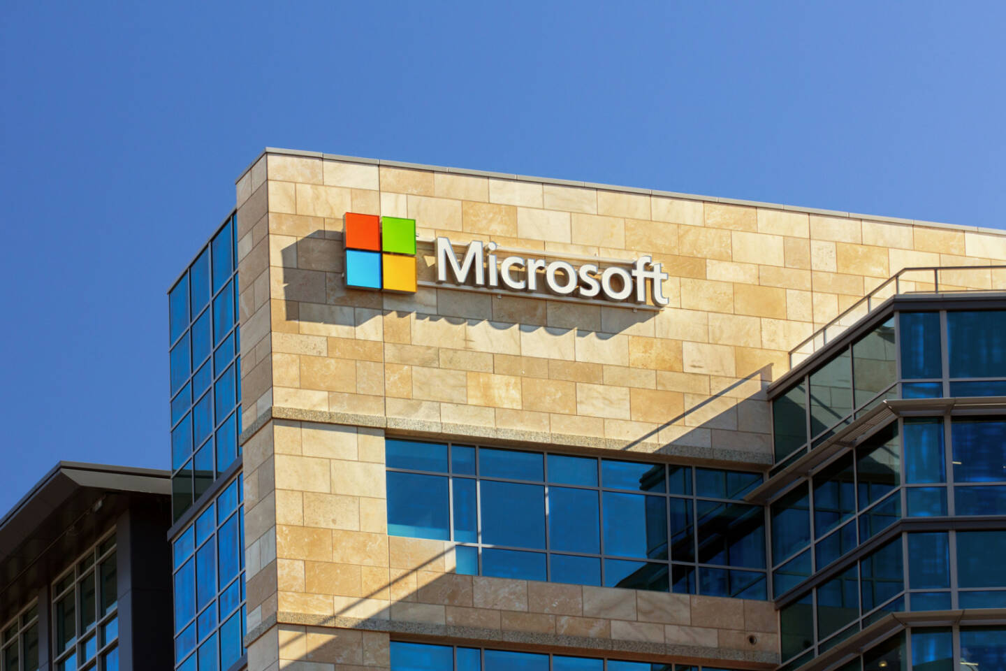 Microsoft corporate, Santa Clara, California - https://de.depositphotos.com/40325161/stock-photo-microsoft-building.html