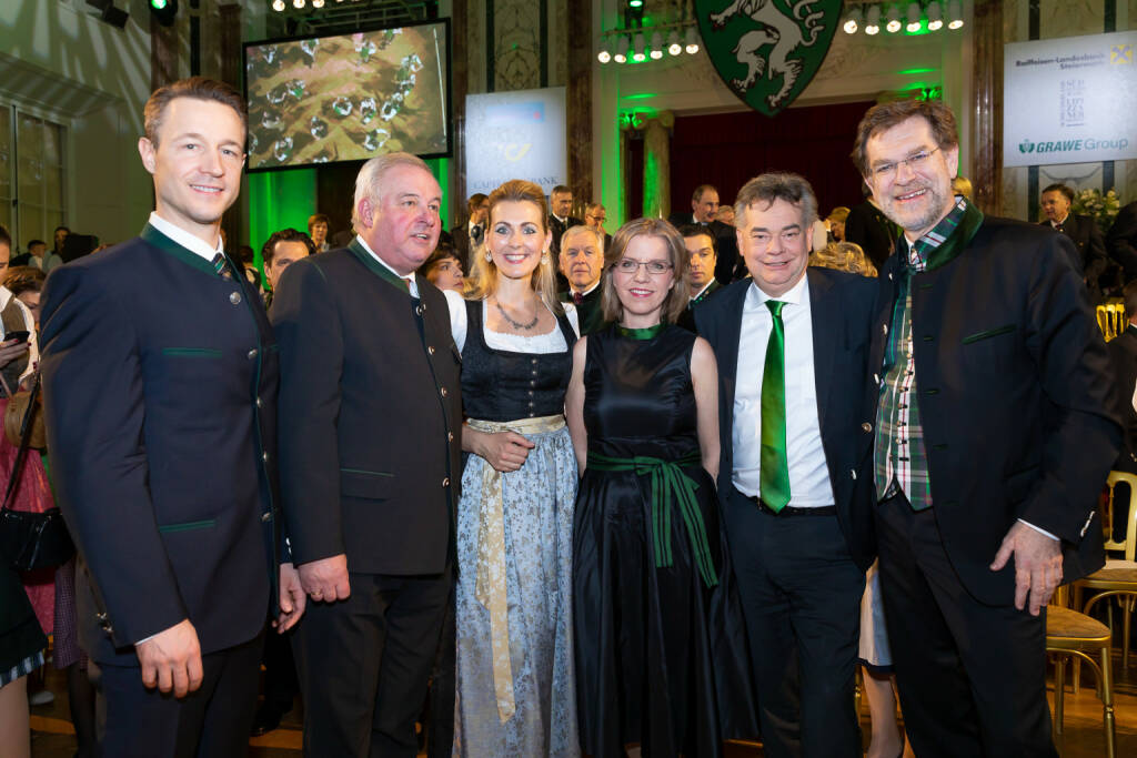 Verein der Steiermärker in Wien: „Zwickt’s mi, des war a Steirerball“; Finanzminister Gernot Blümel, der steirische Landeshauptmann Hermann Schützenhöfer, Bundesministerin Christine Aschbacher, Leonore Gewessler, Bundesministerin für Verkehr Innovation und Technologie, Vizekanzler Werner Kogler und Andreas Zakostelsky, Obmann des Vereins der Steirer in Wien, der den Steirerball veranstaltet, beim diesjährigen fröhliganten Bundesländerball in der Wiener Hofburg (v.l.n.r.); Fotocredit:Verein der Steirer/Ludwig Schedl (13.01.2020) 