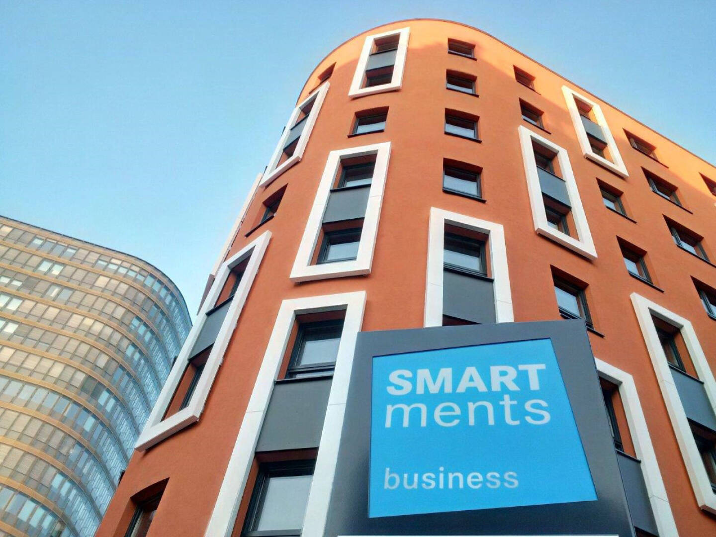 Gäste der Serviced Appartements von SMARTments business in Wien können ihren Aufenthalt künftig noch freier und unabhängiger gestalten. Möglich macht das die Software-Lösung des Münchner Technologieunternehmens hotelbird. Geschäfts- und Privatreisende sparen durch automatisierte Services wie den Online-Check-in/-out, digitalen Zimmerschlüssel und mobile Bezahlung künftig wertvolle Zeit. Credit: GBI AG/SMARTments business