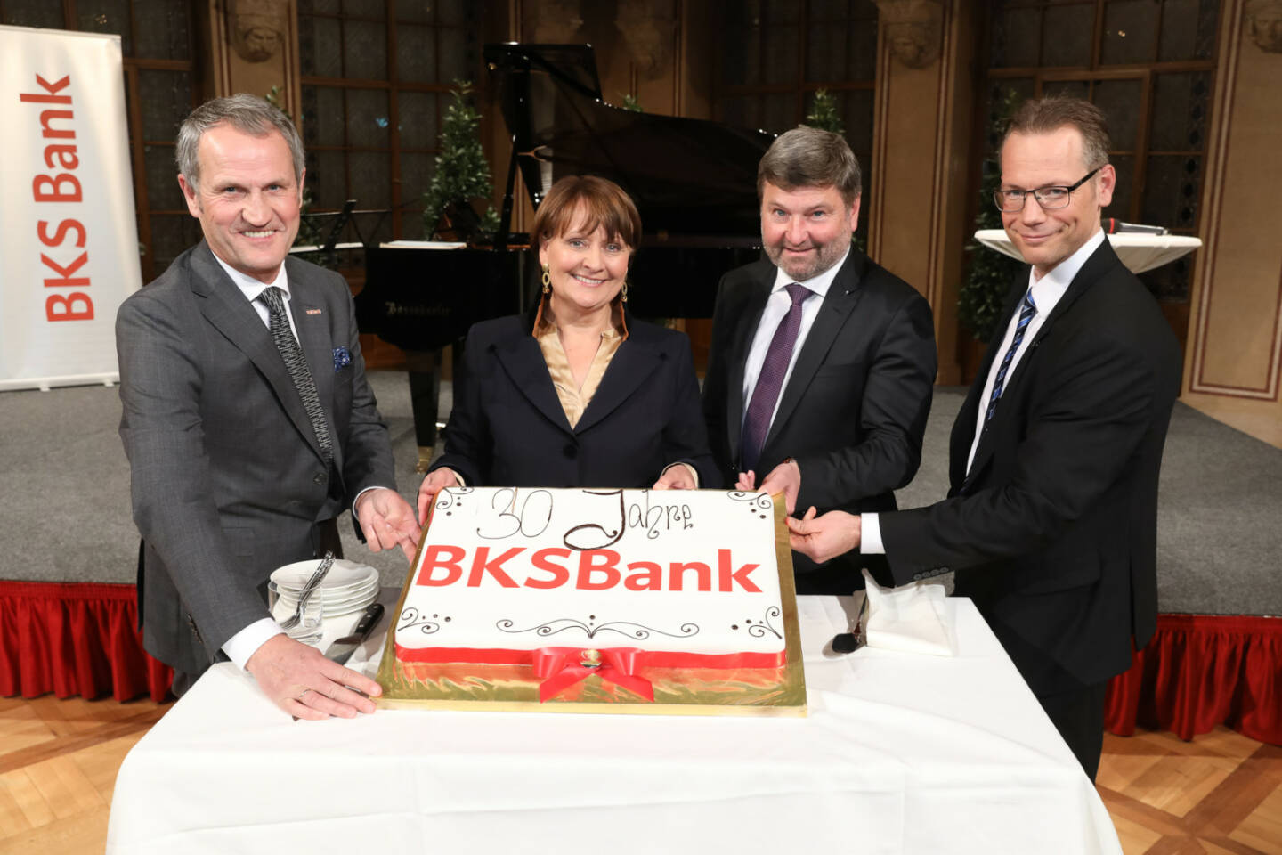 Das 30jährige Jubiläum der BKS Bank in Wien wurde stilvoll im Palais Ferstel gefeiert. BKS Bank feiert 30jähriges Jubiläum in Wien. V.ln.r.: Leiter der BKS Bank-Direktion Wien-Niederösterreich-Burgenland Anton Seebacher, BKS Bank-Vorstandsvorsitzende Herta Stockbauer, Leiter der BKS Bank-Direktion Wien-Niederösterreich-Burgenland Martin Gratzer und Diethmar Wölle.