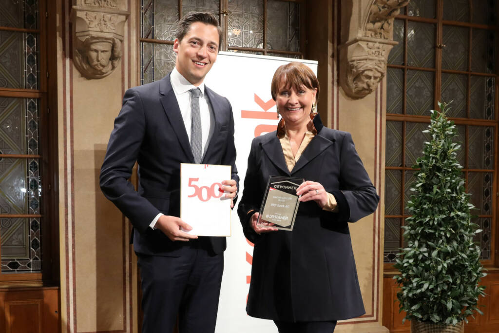 BKS Bank ist die nachhaltigste Bank Österreichs. Dominik Hojas vom Börsianer überreichte die Auszeichnung an Herta Stockbauer, Vorstandsvorsitzende der BKS Bank. Credit: Katharina Schiffl (15.01.2020) 