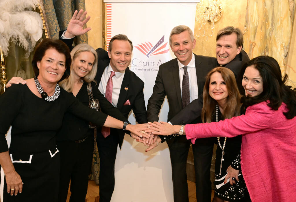 Beim New Year’s Cocktail der U.S. Handelskammer wurde auf die wirtschaftliche Brücke zwischen den Vereinigten Staaten und Österreich und das Jubiläumsjahr angestoßen. im Bild v. li.: Daniela Homan (AmCham), Regina Preloznik (Moderatorin), Robin Rumler (Pfizer), AmCham-Austria-Präsident Martin Winkler (Oracle), Martin Brodey (Dorda Rechtsanwälte), Reisinger-Anders, Brodey © leisure communications/Christian Jobst
 (17.01.2020) 