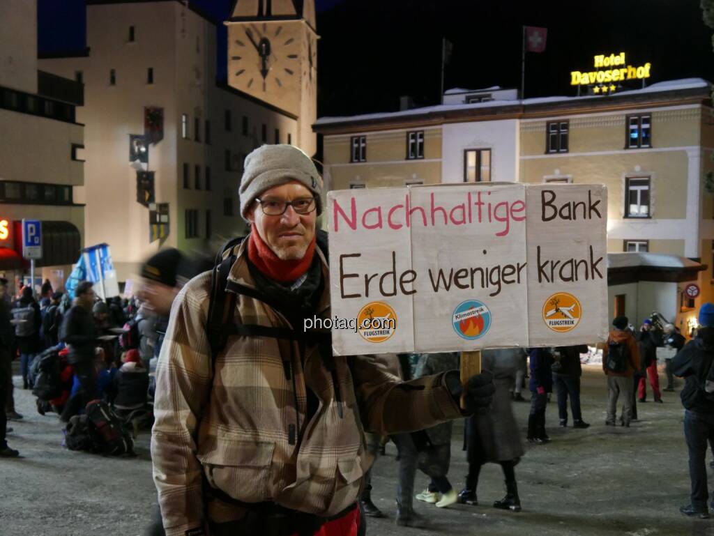 Davos, Demonstrant, Nachhaltige Bank - Erde weniger krank (21.01.2020) 