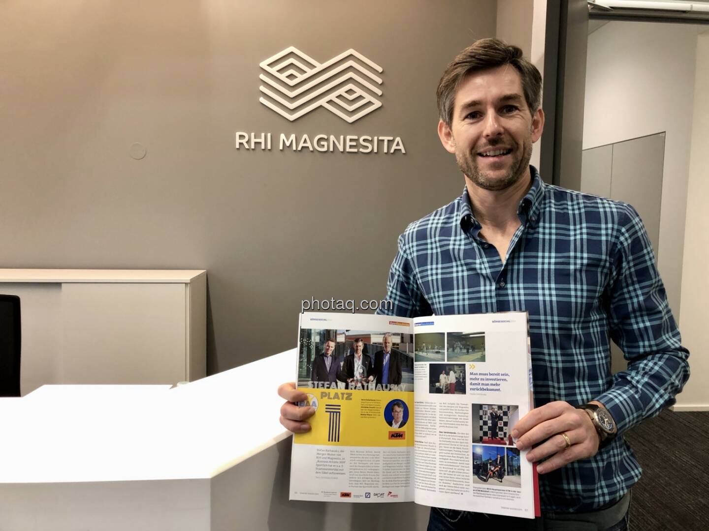 Stefan Rathausky (RHI Magnesita) mit dem Börse Social Magazine, BAA 2019