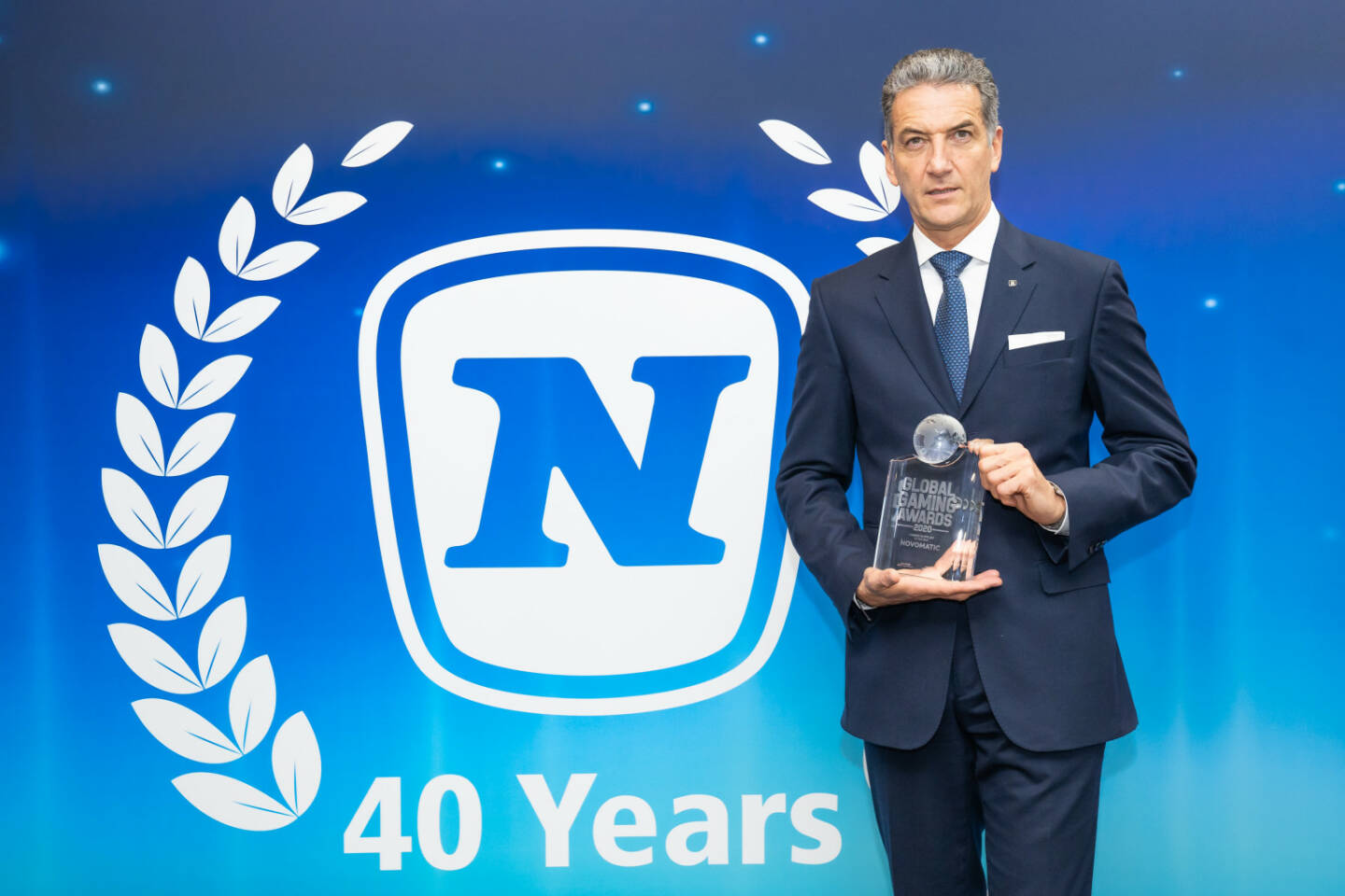 Novomatic erhielt bei den Global Gaming Awards in London das dritte Mal in Folge die international begehrte goldene Trophäe in der Kategorie „Casino Supplier of the Year“. im Bild: Harald Neumann mit “Casino Supplier of the Year”-Award, Credit: Novomatic