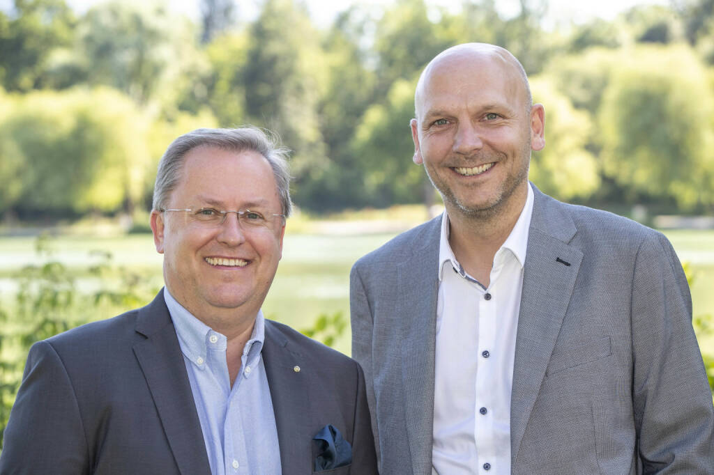 Freuen sich auf den Start des Lehrgangs “Business Management” für Führungskräfte: Wolfgang Reiger (Geschäftsführer IfM - Institut für Management, l.) und Martin Apprich (Leiter Family Management im Bankhaus Spängler). Foto: Andreas Kolarik, © Aussender (13.02.2020) 