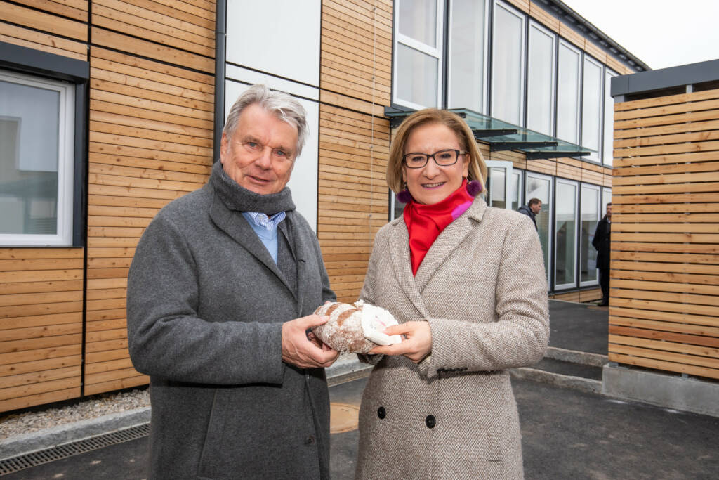 100 Landzinshäuser für Österreich: Johanna Mikl-Leitner und Hans Peter Haselsteiner eröffneten  Wohnprojekt; Durch die innovative, modulare Holzbauweise nach der Technologie der Lukas Lang Building Technologies GmbH können die elf Wohneinheiten (neun Mietwohnungen, zwei Doppelhaushälften) günstiger als herkömmliche Wohnungen und zudem provisionsfrei angeboten werden. Aktuell sind 15 Standorte in Umsetzung und weitere 85 in Planung. Als nächster Schritt soll dieses Konzept auch in Oberösterreich, im Burgenland, in der Steiermark und in Kärnten umgesetzt werden.  Credit: Robin Consult, Fellner (19.02.2020) 