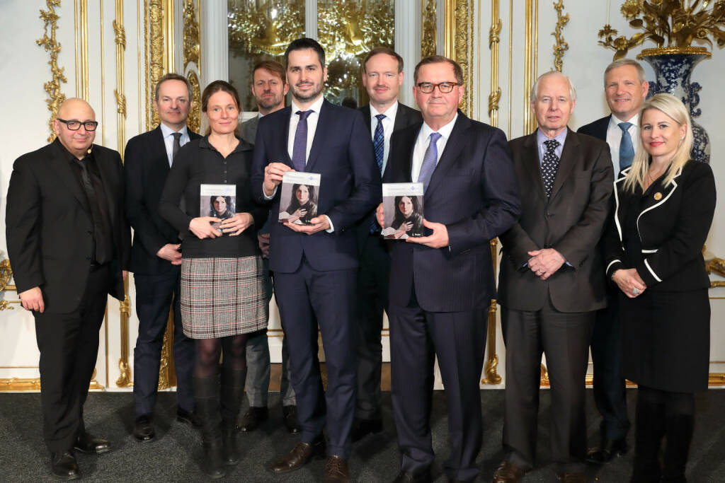 LGT Bank Österreich: LGT Medienpreis 2020: Die Sieger stehen fest, Jakob Zirm (Die Presse), Hans-Peter Siebenhaar und Team (Handelsblatt) sowie Verena Kainrath (Der Standard) wurden gestern Abend von der LGT Bank Österreich für ihre journalistischen Arbeiten mit dem LGT Medienpreis ausgezeichnet. S.D. Prinz Philipp von und zu Liechtenstein, Chairman der LGT Gruppe, verlieh die Preise im Rahmen einer festlichen Gala im Palais Liechtenstein. v.l.: Armin Nassehi (Soziologe und Keynote Speaker), Franz Schellhorn (Direktor der Agenda Austria), Verena Kainrath (Der Standard), Michael Fleischhacker (Moderator und freier Publizist), Jakob Zirm (Die Presse), Christian Helmenstein (Chefökonom der Industriellenvereinigung, Leiter des Economica Instituts für Wirtschaftsforschung), Hans-Peter Siebenhaar und Team (Handelsblatt), Prinz Philipp von und zu Liechtenstein (Chairman der LGT Gruppe), Meinhard Platzer (Co-CEO der LGT Bank Österreich), Ursula Simacek (CEO und Miteigentümerin der Simacek Gruppe); Fotocredit: LGT Bank Österreich/APA-Fotoservice/Schedl, © Aussendung (21.02.2020) 