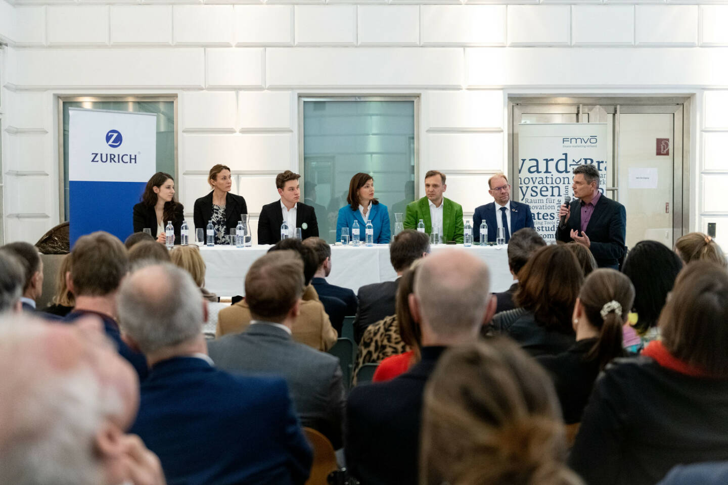 Beim Financial Forum des Finanz-Marketing Verband Österreich (FMVÖ) gingen Vertreter von NGOs und Finanzunternehmen der Frage nach, ob Nachhaltigkeit und soziale Verantwortung in der Finanzbranche ein echtes Differenzierungsmerkmal oder nur einen grünen Anstrich darstellen. im Bild: Lisa Simon (Teamleitung Klimaschutz & Finanzmarkt, WWF), Monika Bäumel (Leitung Kommunikation, Volksbank Wien AG), Laurenz Faber (Komiteemitglied Fridays for Future), Andrea Stürmer (CEO, Zürich Versicherungs-AG), Fritz Fessler (Vorstand, Genossenschaft für Gemeinwohl), Peter Eitzenberger (CSR-Beauftragter, Leiter Vertrieb/Kundenservice & Kundenkommunikation, VBV-Vorsorgekasse AG), Werner Schediwy (FMVÖ-Vorstand)  © FMVÖ/Christoph Kerschbaum 