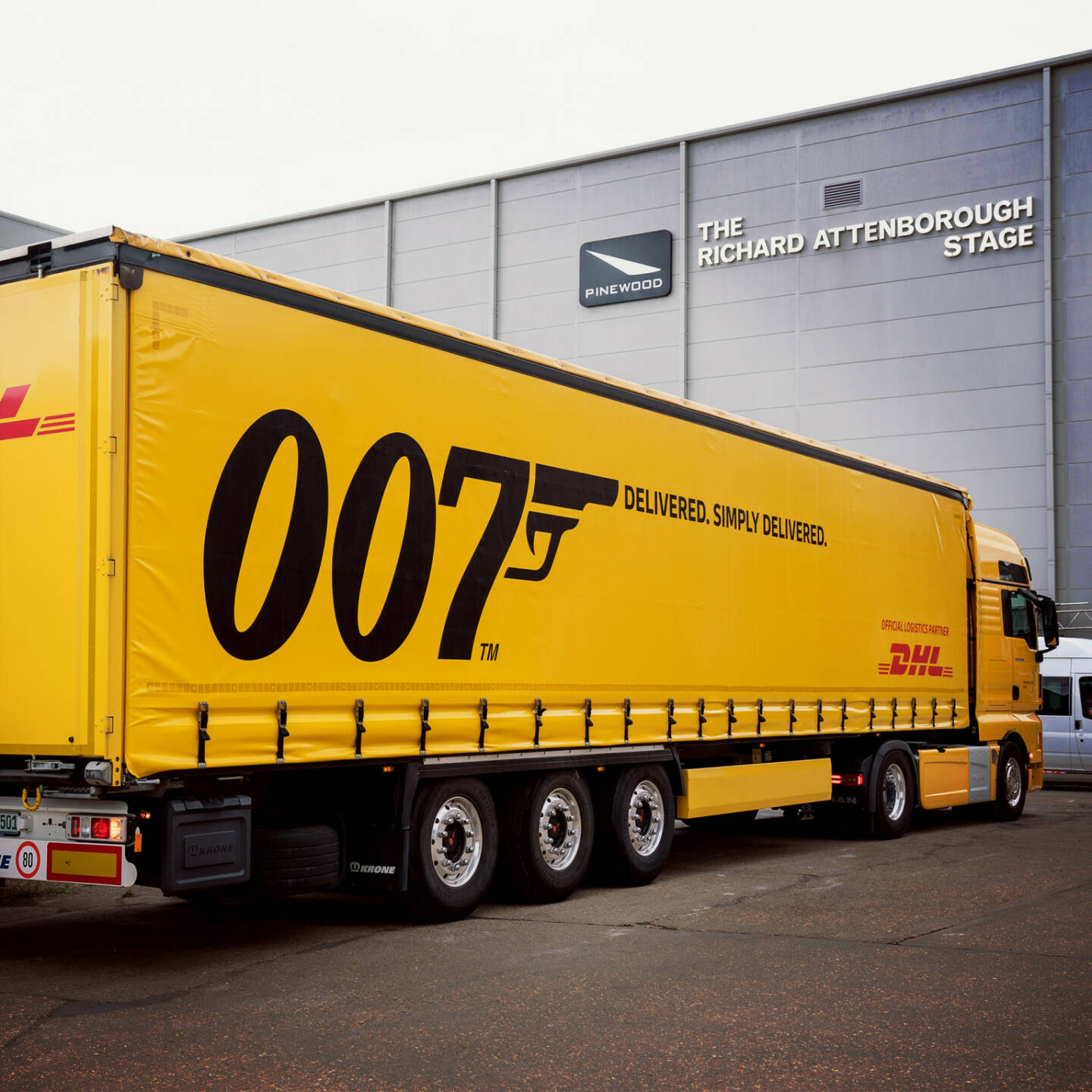 Seit dem Film Casino Royale (2006) sind die Logistikexperten von DHL zuständig für Transport- und Logistiklösungen rund um die Dreharbeiten der 007-Reihe. Für Keine Zeit zu sterben – ab 2. April 2020 weltweit in den Kinos – hat DHL alles pünktlich zu den jeweiligen Drehorten per Luft- und Seefracht sowie LKW transportiert. © 2020 Danjaq, LLC and Metro-Goldwyn-Mayer Studios Inc. NO TIME TO DIE, and related James Bond Indicia © 1962-2020 Danjaq, LLC and Metro-Goldwyn-Mayer Studios Inc. NO TIME TO DIE, and related James Bond Trademarks are trademarks of Danjaq, LLC. All Rights Reserved.