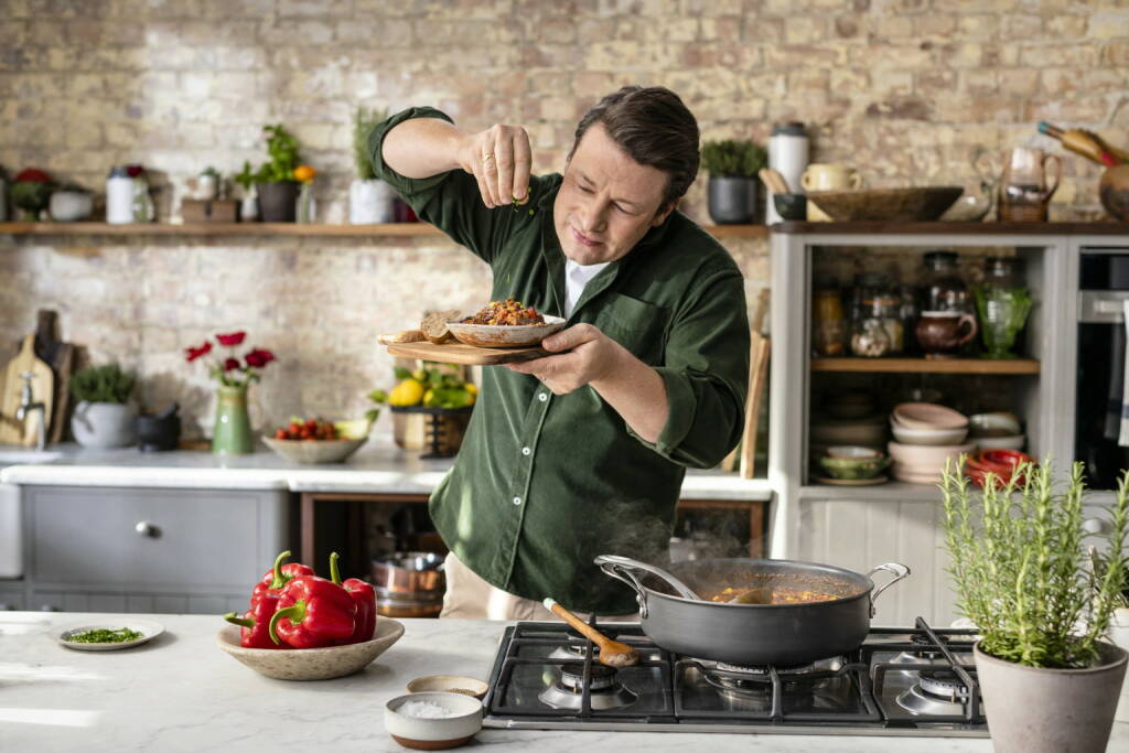 Unter dem Namen „iglo kocht mit Jamie Oliver“ sind ab März 2020 exklusiv in Österreich sechs Tiefkühlgerichte des weltweit bekannten Kochs im Handel erhältlich. Fotocredit:2020 Jamie Oliver Enterprises Ltd. / Fotograf: Chris Terry, © Aussendung (02.03.2020) 