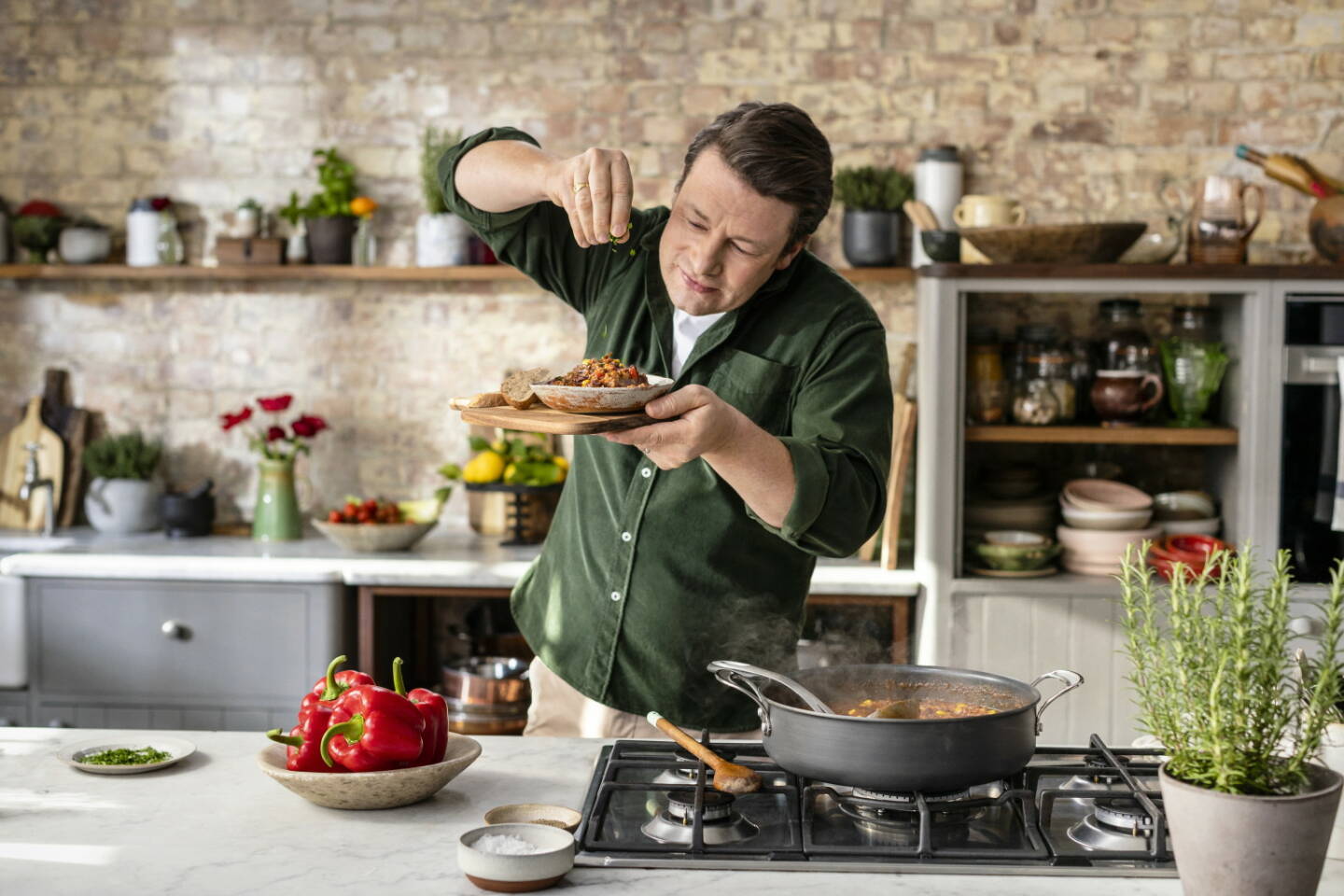 Unter dem Namen „iglo kocht mit Jamie Oliver“ sind ab März 2020 exklusiv in Österreich sechs Tiefkühlgerichte des weltweit bekannten Kochs im Handel erhältlich. Fotocredit:2020 Jamie Oliver Enterprises Ltd. / Fotograf: Chris Terry