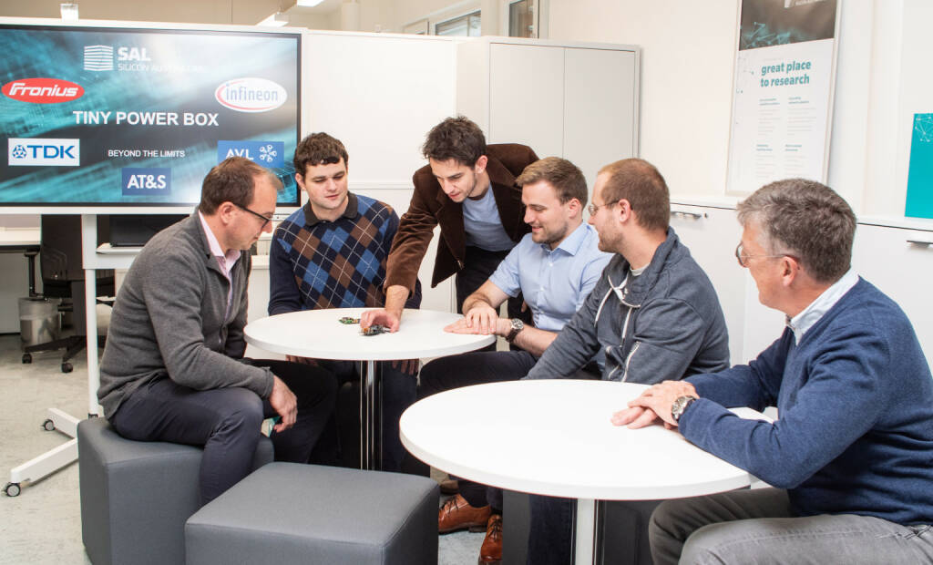 Silicon Austria Labs GmbH (SAL): Das Projekt „Tiny Power Box“ der Silicon Austria Labs punktet mit breiter Industrie-Beteiligung & Anwendbarkeit, im Projekt „Tiny Power Box“ liegt der Fokus auf der Optimierung der Leistungsdichte von eingebauten Ladegeräten in E-Autos, sogenannten Onboard-Chargern, die auch für Industrieanlagen nutzbar gemacht werden können. Das Resultat: Geringeres Gewicht, weniger Komponenten und Platzverbrauch bei hohem Wirkungsgrad für schnelles Laden und gleichzeitig höherer Umweltverträglichkeit; Im Bild: Das Power Electronics Team bei der Arbeit; Credit: SAL (03.03.2020) 