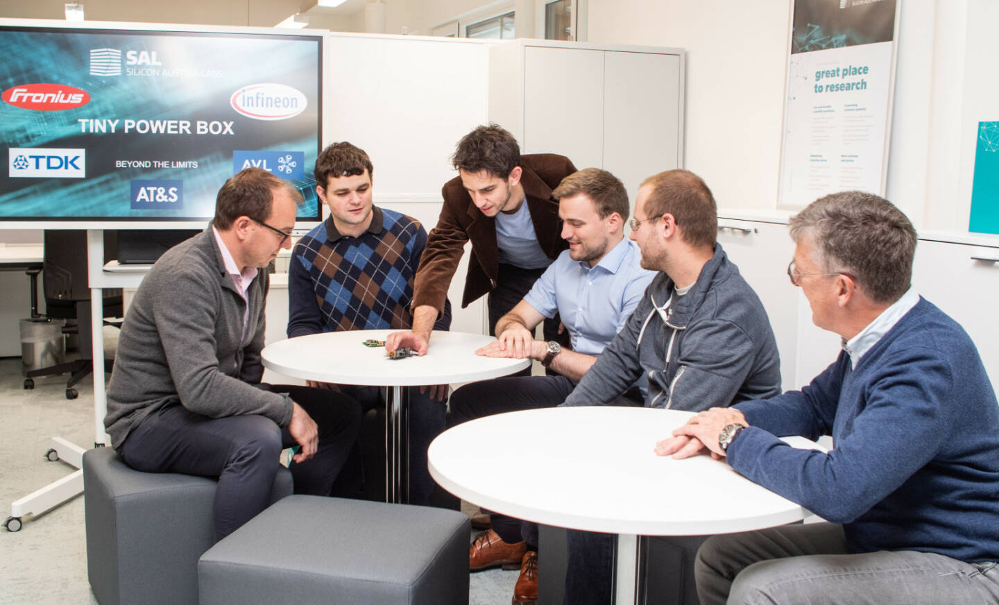 Silicon Austria Labs GmbH (SAL): Das Projekt „Tiny Power Box“ der Silicon Austria Labs punktet mit breiter Industrie-Beteiligung & Anwendbarkeit, im Projekt „Tiny Power Box“ liegt der Fokus auf der Optimierung der Leistungsdichte von eingebauten Ladegeräten in E-Autos, sogenannten Onboard-Chargern, die auch für Industrieanlagen nutzbar gemacht werden können. Das Resultat: Geringeres Gewicht, weniger Komponenten und Platzverbrauch bei hohem Wirkungsgrad für schnelles Laden und gleichzeitig höherer Umweltverträglichkeit; Im Bild: Das Power Electronics Team bei der Arbeit; Credit: SAL