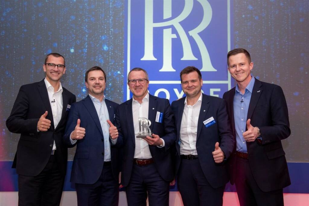 Rolls-Royce „Best Practice Award“: Sebastian Resch, COO und Warrick Matthews, CPO von Rolls-Royce überreichen den „Best Practice Award“ im Rahmen der „Rolls-Royce Global Supplier Conference 2020“ in Berlin an Günter Nelböck, Vice President Engines & Nacelles, Robert Machtlinger, CEO und Bernhard Schöpf, Director Engines von FACC.
Fotorechte: © Rolls-Royce, © Aussendung (05.03.2020) 