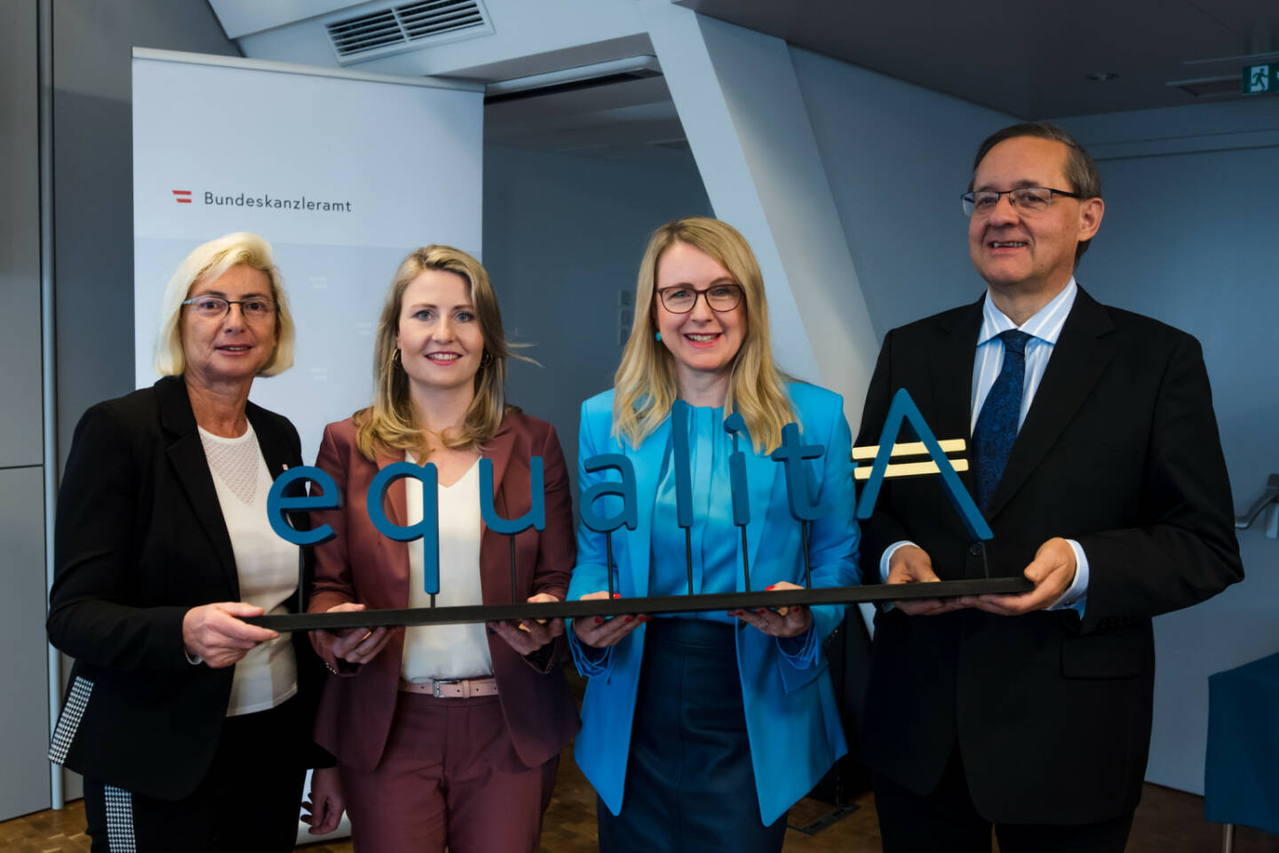 Bundesministerium für Digitalisierung und Wirtschaftsstandort: Schramböck/Raab: „equalitA“ - Equal Pay - Gütesiegel zeichnet vorbildliche Unternehmen aus, v.l.n.r.: Elisabeth Stadler, CEO der Vienna Insurance Group; Susanne Raab, Bundesministerin für Frauen und Integration; Margarete Schramböck, Bundesministerin für Digitalisierung und Wirtschaftsstandort;  Günther Ofner, Vorstand der Flughafen Wien AG, Fotocredit:BMDW/Hartberger