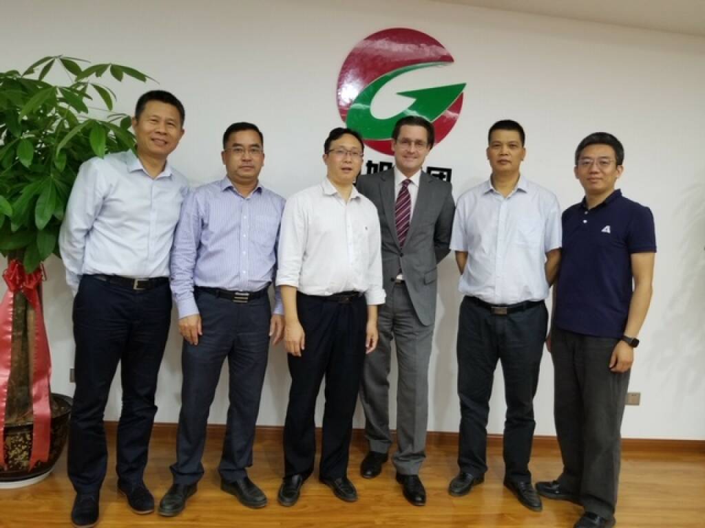 Andritz erhielt einen Auftrag von Guangxi Guoxu Group Co., Ltd. zur Lieferung einer Druckzerfaserungsanlage für deren MDF-Linie am Standort Wuzhou in der Provinz Guangxi(v.l.n.r.): Hao Zhifeng, Senior Sales Manager, Andrizt; Li Yongqiang, Vice General Manager, Guoxu Group; Li Xiaobo, General Manager, Guoxu Group; Michael Rupp, Vice President Panelboard, Andritz; Liang Jiepei, Vice General Manager, Guoxu Group; Chen Zhuo, Sales Manager, Andritz, Foto: Andritz , © Aussendung (09.03.2020) 