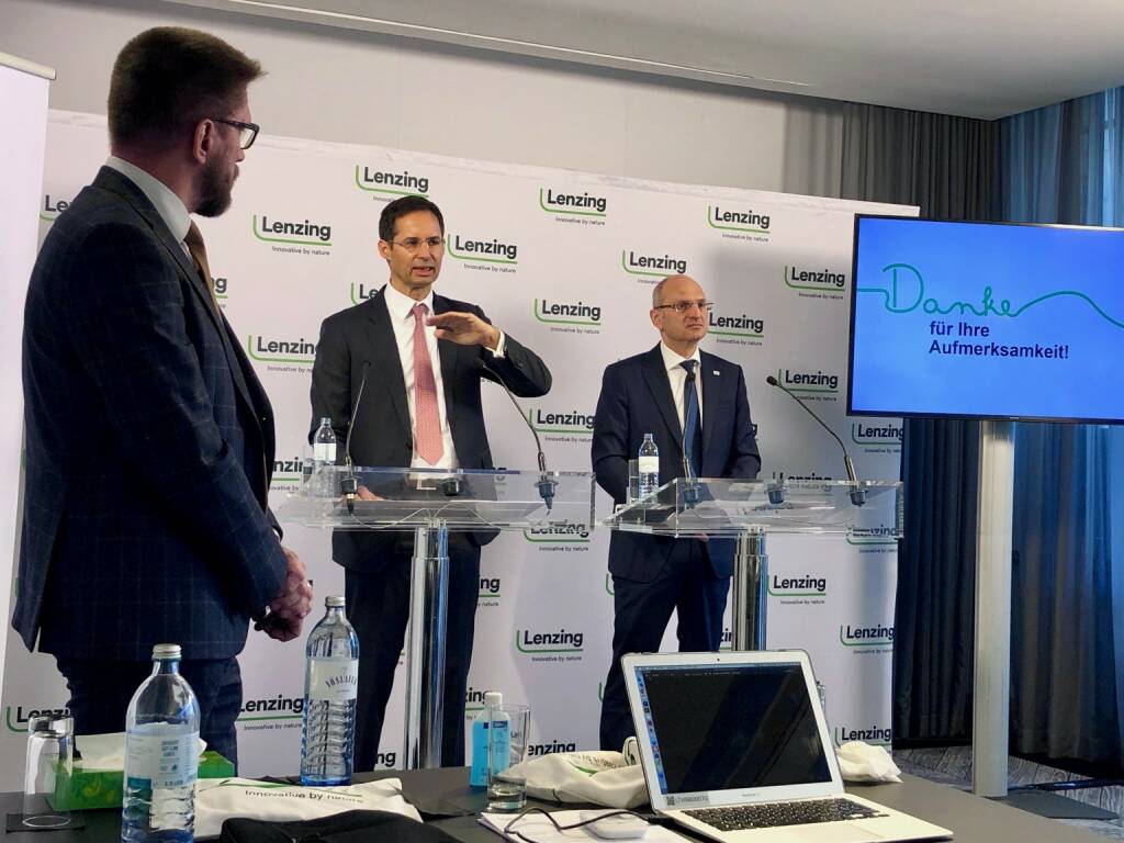 Lenzing Bilanz-PK: CEO Stefan Doboczky, CFO Thomas Obendrauf, im Vordergrund: Filip Miermanns (Communications & IR) (12.03.2020) 