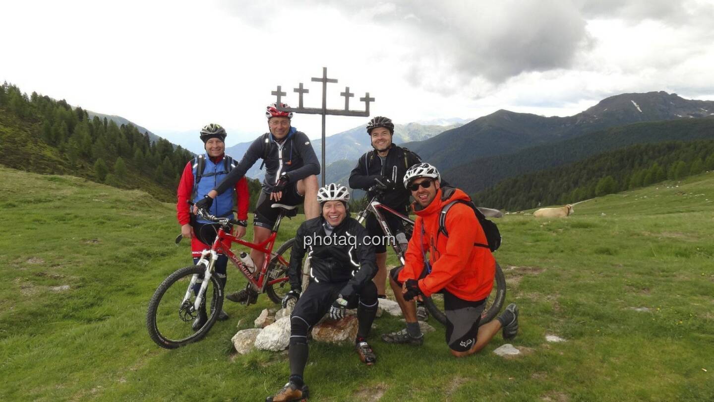 u.a. Wolfgang Siegl-Cachedenier (2. v.li.) und Konrad Sveceny (bwin.party, vorne) beim Gipfelsieg mit Bike