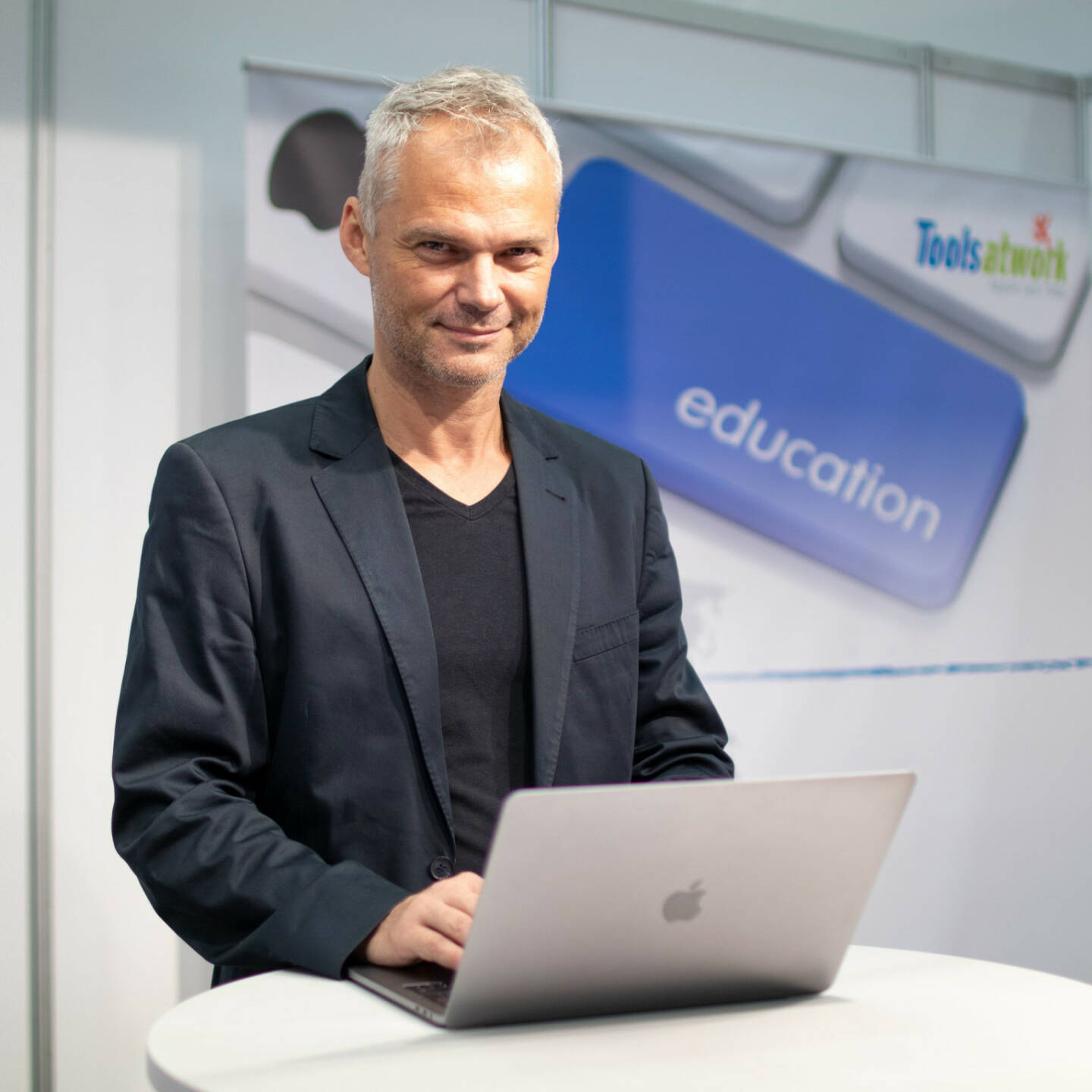 Nach einem langen und komplexen Verfahren wurde Österreichs Apple-Händler ToolsAtWork bereits zum 20. Mal von Apple die Autorisierung für den Bildungsbereich zuerkannt. im Bild: Michael Reichel, Resortleiter Education, Copyright: GeWalt