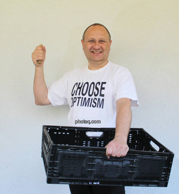 Paul Rettenbacher, vorher (Polytec), Anm: Die bisher beste Vorlage von der Handhaltung her. Und Paul hattte sogar noch ein Shirt aus der alten Choose Optimism Serie im Homeoffice (08.04.2020) 