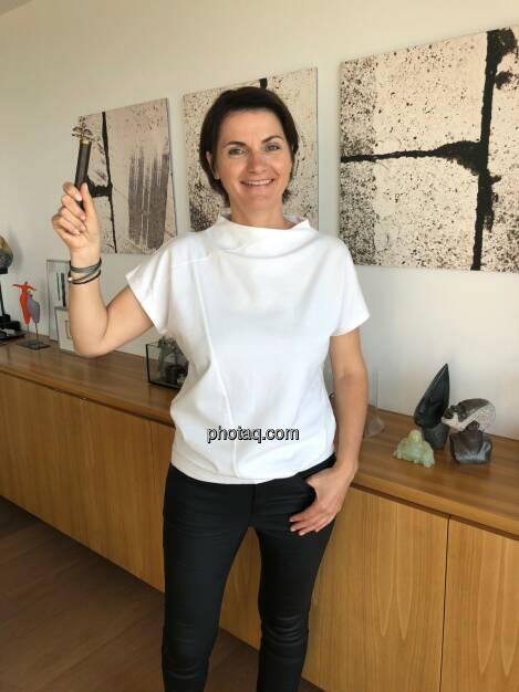 Veronika Fiereder, vorher (unisono PR), Anm.: Sehr gute Vorlage, T-Shirt wäre einzig noch einfacher zum Schriftzug-Anbringen (15.04.2020) 