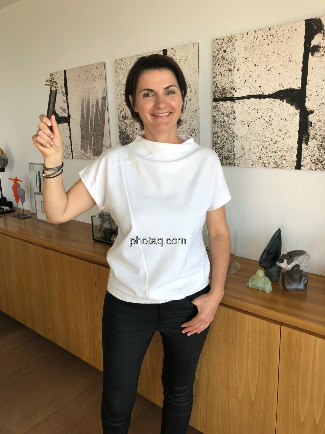 Veronika Fiereder, vorher (unisono PR), Anm.: Sehr gute Vorlage, T-Shirt wäre einzig noch einfacher zum Schriftzug-Anbringen