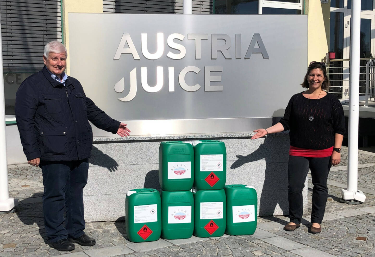 Agrana startete Desinfektionsmittelherstellung: Desinfektionsmittel für die Lebenshilfe NÖ, im Bild Austria Juice Kröllendorf Werksleiter Karl Govednik und Elisabeth Kickinger von der Lebenshilfe NÖ (fotocredit: AGRANA)