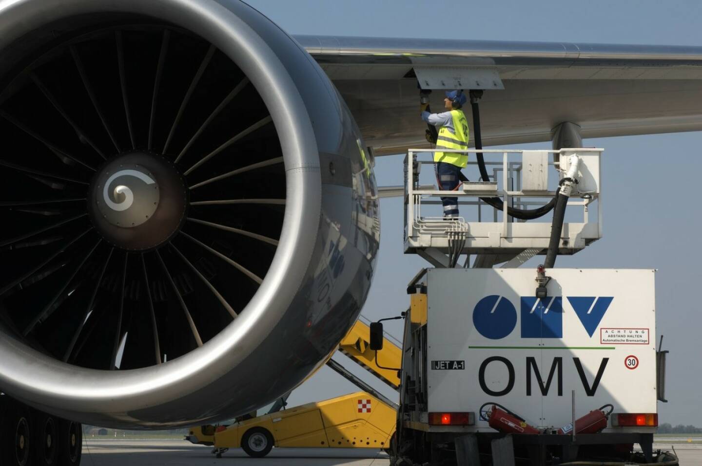 OMV unterstützt Hilfsflüge der Österreichischen Bundesregierung mit Jet A1Treibstoff im Wert von bis zu EUR 500.000; Bild: OMV