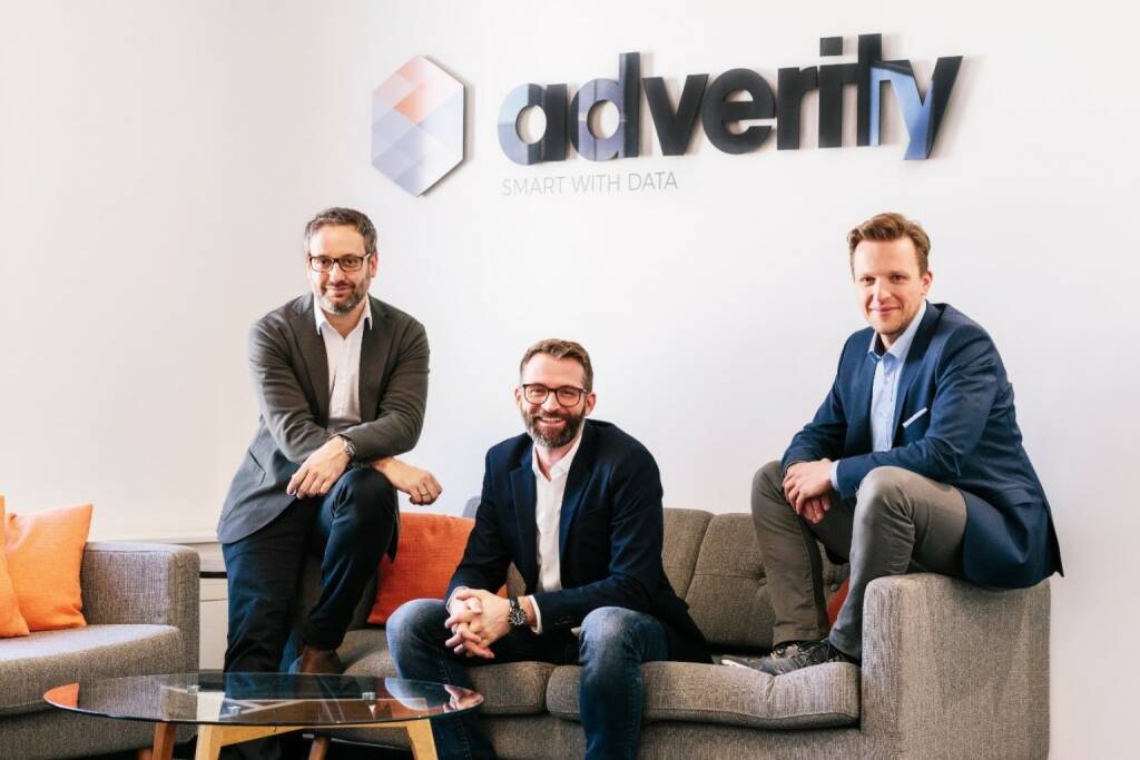 Im Zuge der aktuellen Series C-Finanzierungsrunde erhält Adverity neuerlich eine kräftige Anschlussfinanzierung. Der US-amerikanische Fonds Sapphire Ventures übernimmt in dieser Runde den Lead, die übrigen Bestandsinvestoren aws Gründerfonds, Felix Capital, Mangrove Capital Partners und SAP.iO ziehen ebenfalls mit. Insgesamt hat Adverity damit bereits 50 Millionen US-Dollar erhalten. v.l.n.r. Alexander Igelsböck (CEO), Martin Brunthaler (CTO), Andreas Glänzer (CSO), Copyright: Adverity GmbH, Photo by: Carina Brunthaler (21.04.2020) 