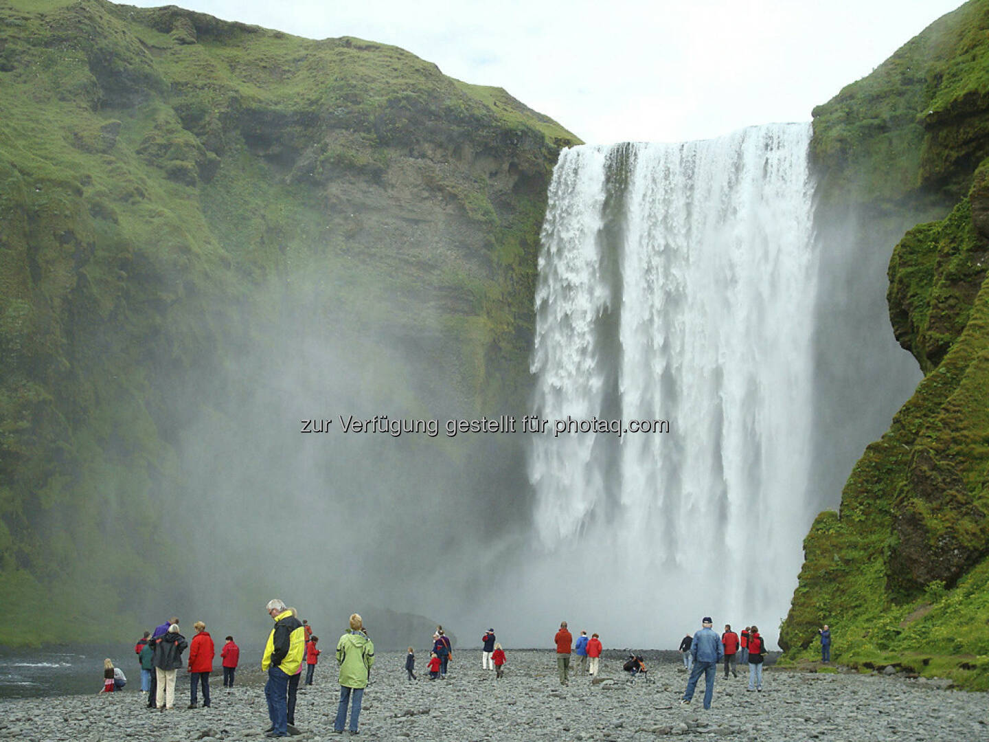 Seljalandsfoss, Wasserfall mit Touristen - Island