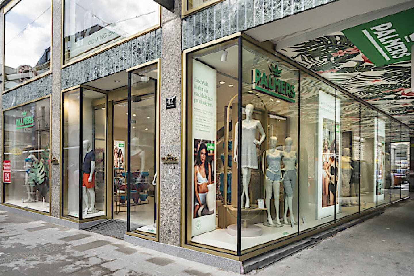 Am 02. Mai 2020 um 9 Uhr öffnete der neue Palmers-Flagship Store in Linz, und damit auch die bis dato größte Filiale des Traditionswäscheunternehmens, seine Pforten. Auf drei Stockwerken und fast 400 Quadratmetern erstreckt sich die bunte Vielfalt der Palmers-Welt. Credit: Palmers