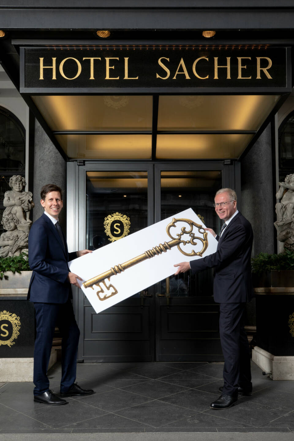 Nach 32 Jahren im Dienste von Schokolade und Spitzenhotellerie, hat Sacher Hoteldirektor Reiner Heilmann den symbolischen Hotelschlüssel an seinen Nachfolger Andreas Keese übergeben;  im Bild: Andreas Keese und Reiner Heilmann, Fotocredit: Hotel Sacher