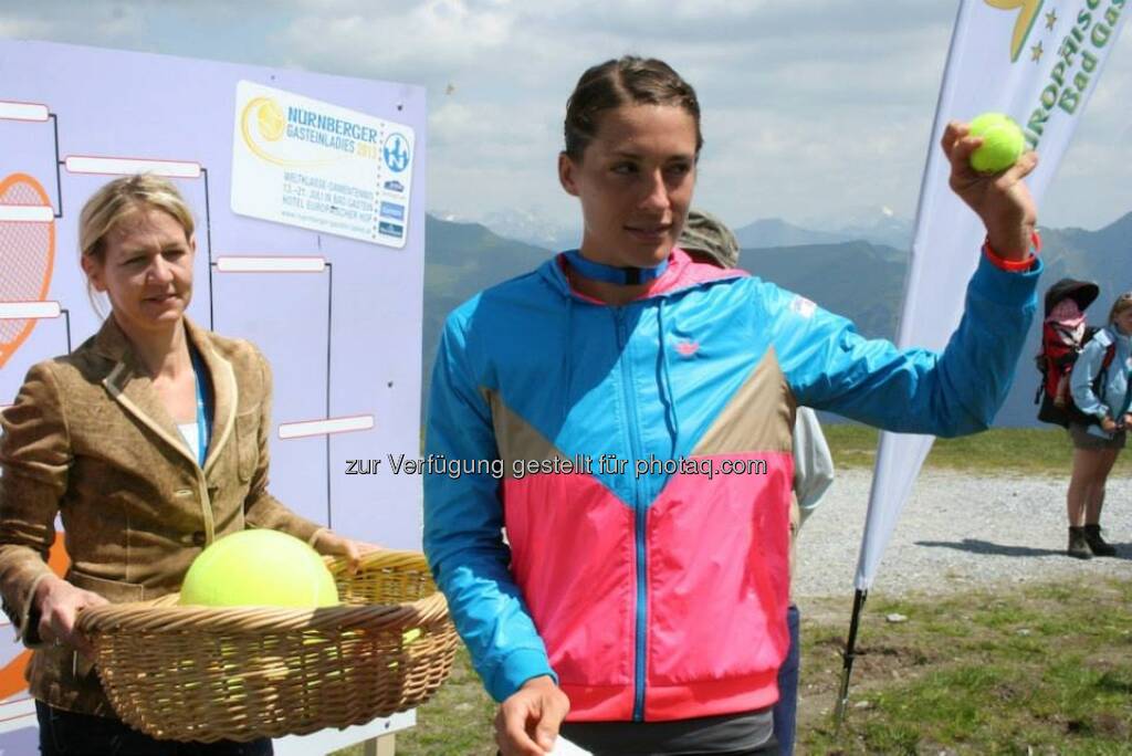 Turnierdirektorin Sandra Reichel, Andrea Petkovic — hier: Stubnerkogel - Bad Gastein, beim Nürnberger Gastein Ladies, Tennis - mehr unter https://www.facebook.com/GasteinLadies (17.07.2013) 